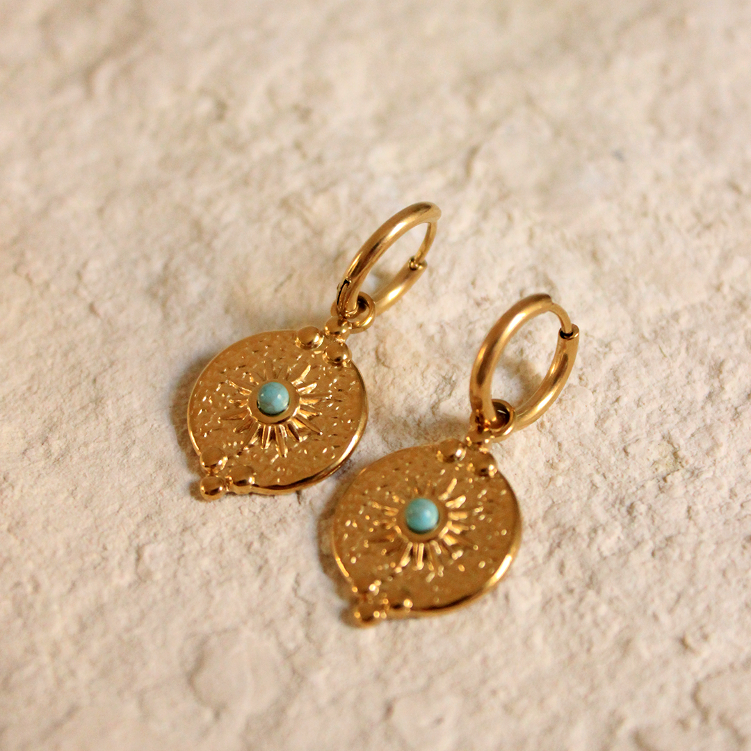 Aretes boho piedra turquesa con acabado en oro de 18kt