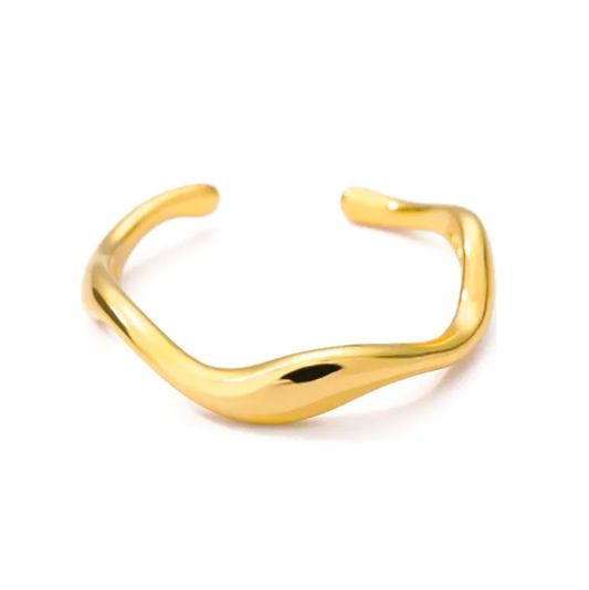 Anillo abstracto con acabado en oro de 18kt