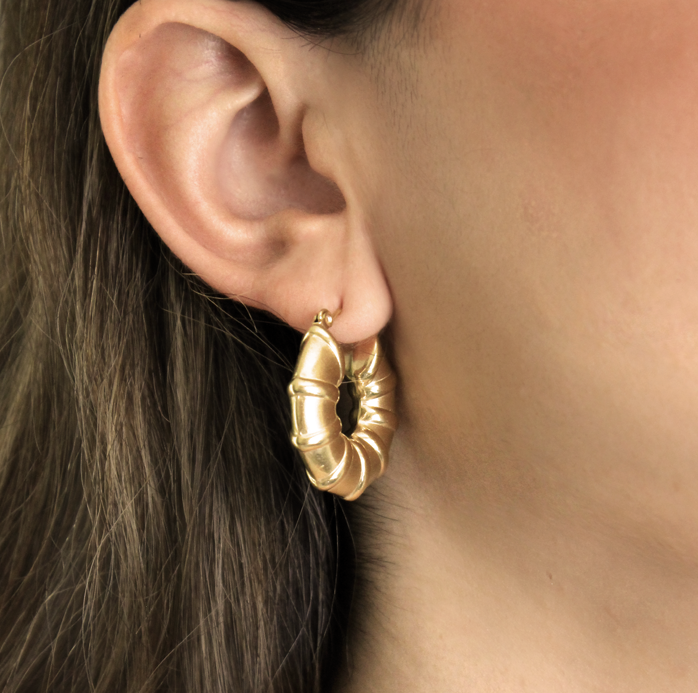 Aretes arracada chunky con acabado en oro de 18kt