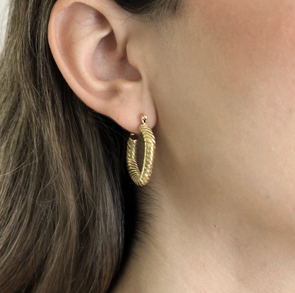 Aretes hoops rombo con acabado en oro de 18kt