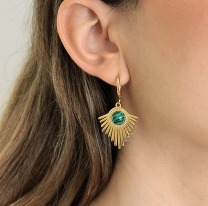 Aretes boho malaquita con acabado en oro de 18kt