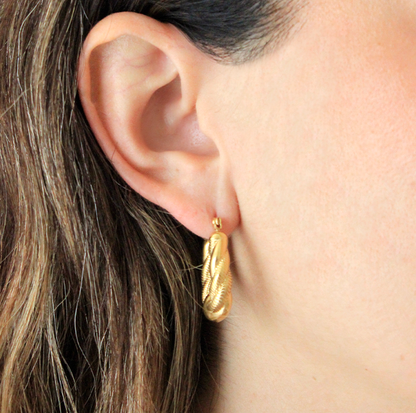 Aretes hoops espiral con acabado en oro de 18kt