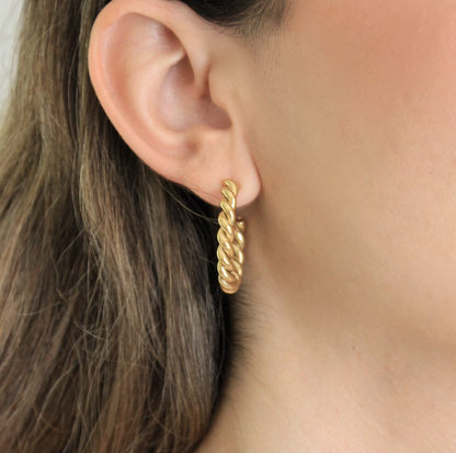 Aretes arracada espiral con acabado en oro de 18kt