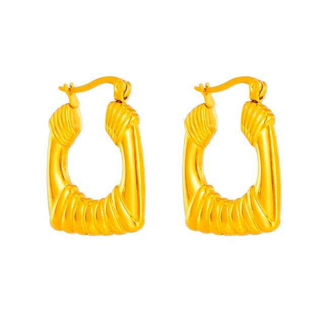 Aretes hoops cuadradas con acabado en oro de 18kt