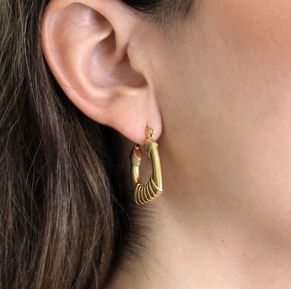 Aretes hoops cuadradas con acabado en oro de 18kt