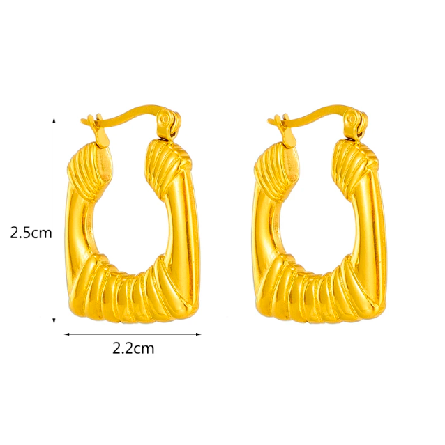 Aretes hoops cuadradas con acabado en oro de 18kt