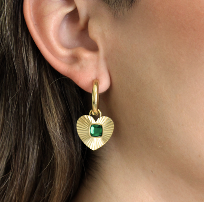 Aretes corazón zirconia verde con acabado en oro de 18kt