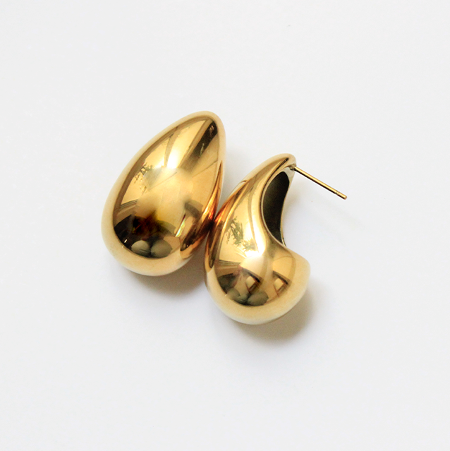 Aretes maxi gota gold con acabado en oro de 18kt