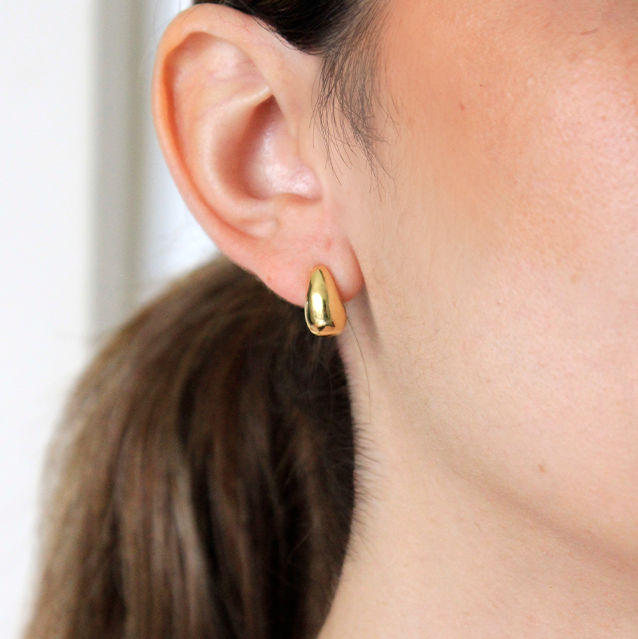 Aretes gota mini gold con acabado en oro de 18kt