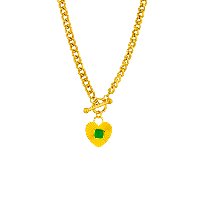 Collar corazón piedra verde con acabado en oro de 18kt