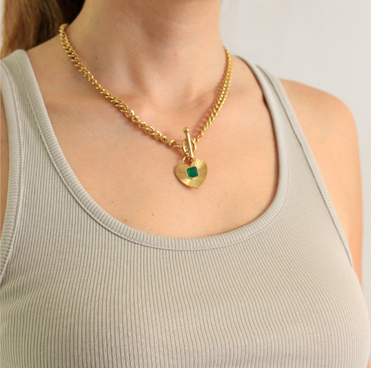 Collar corazón piedra verde con acabado en oro de 18kt