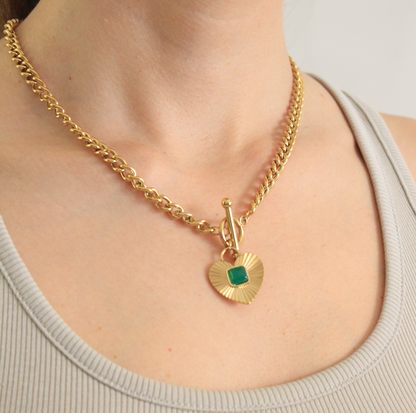 Collar corazón piedra verde con acabado en oro de 18kt