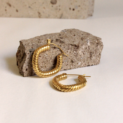 Aretes hoops rombo con acabado en oro de 18kt