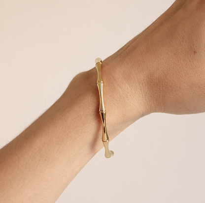 Pulsera brazalete bones con acabado en oro de 18kt