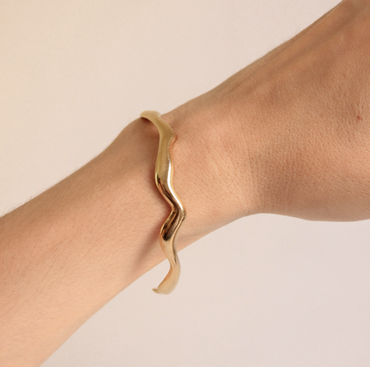 Pulsera brazalete abstracto con acabado en oro de 18kt