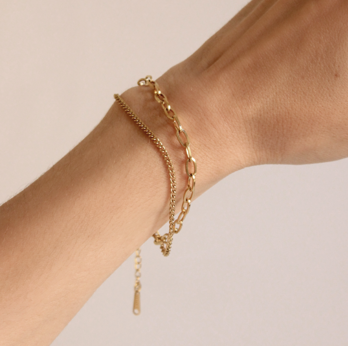 Pulsera doble sencilla con acabado en oro de 18kt