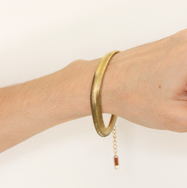 Pulsera planchada chunky gold con acabado en oro de 18kt